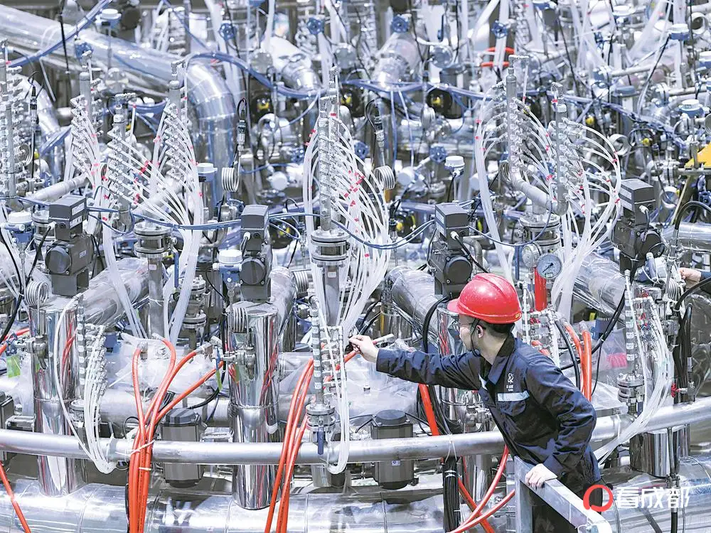 近日，位于成都的新一代人造太阳“中国环流三号”首次实现原子核和电子温度均突破1亿摄氏度，中国可控核聚变技术取得重大进展。王熙维　摄